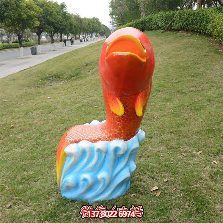 卡通玻璃鋼鯉魚(yú)雕塑，點(diǎn)綴游樂(lè)園園林