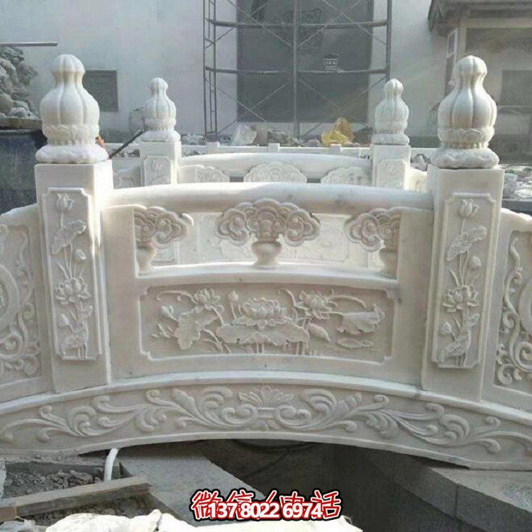 欣賞大理石雕塑的美景，玩轉庭院石拱橋