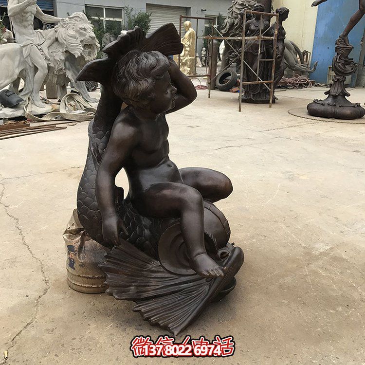 創意銅雕魚坐椅，讓兒童享受景觀之美