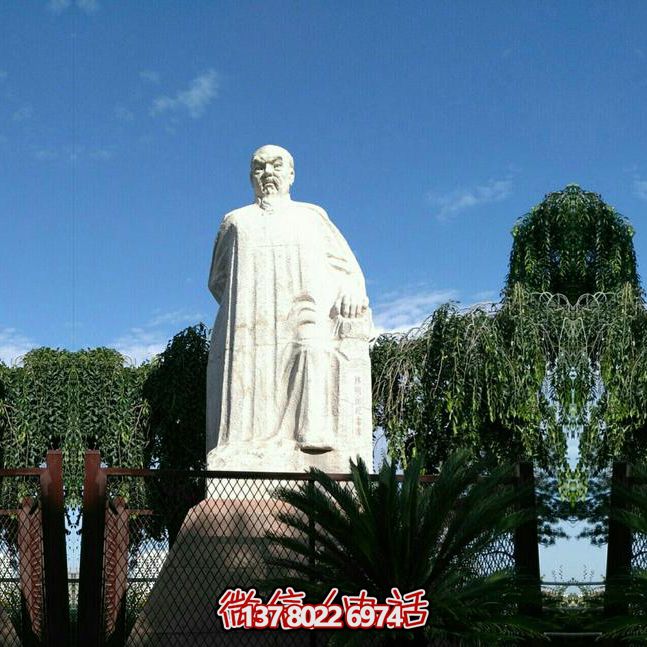 林則徐石雕塑，點(diǎn)綴校園廣場(chǎng)