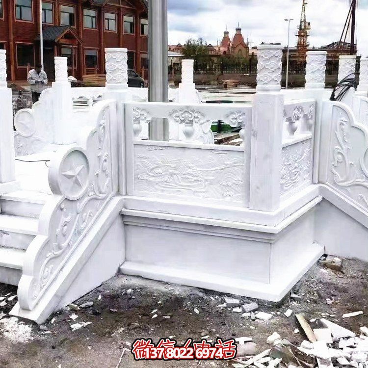 漢白玉升旗臺(tái)，做工精美，安全防護(hù)欄桿