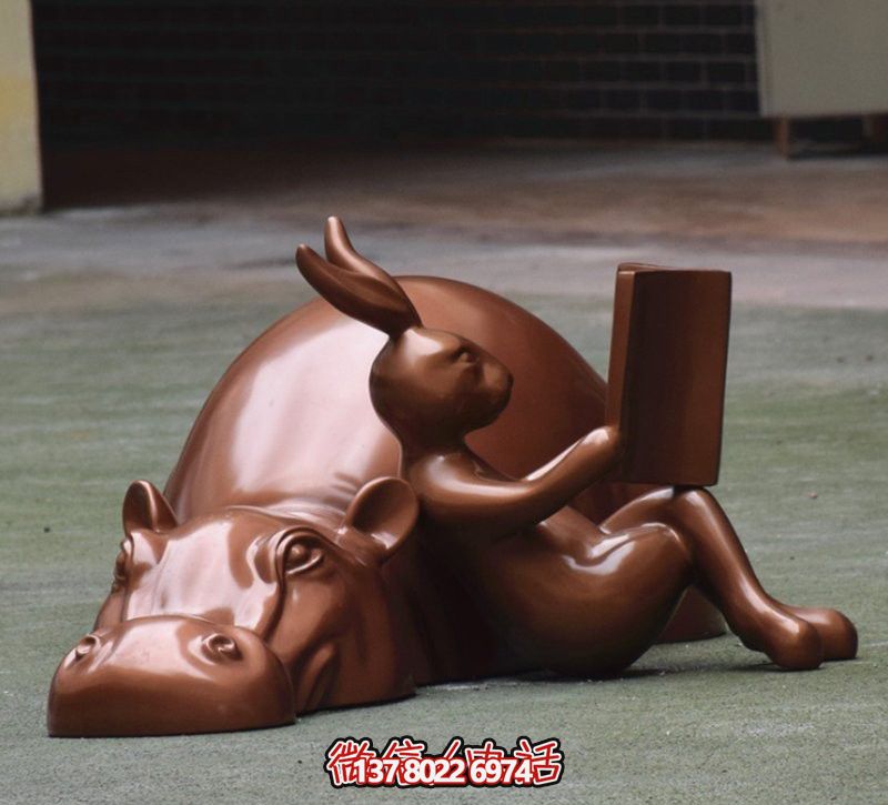 玻璃創(chuàng)意海馬雕塑，擺放于場(chǎng)內(nèi)，點(diǎn)綴你的生活