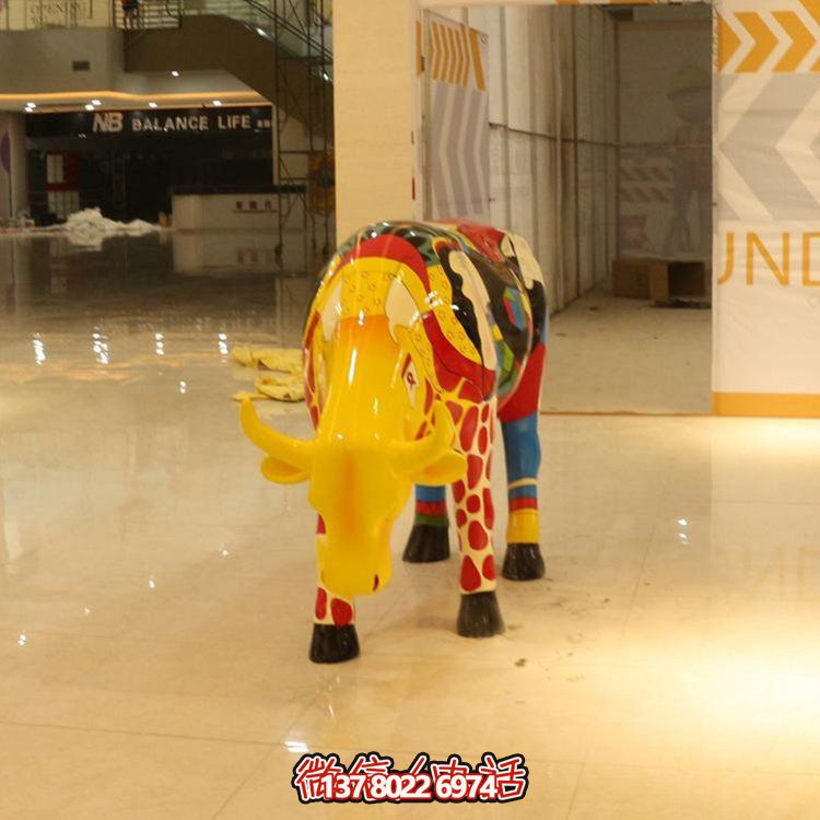 商場(chǎng)室內(nèi)擺放玻璃鋼彩繪創(chuàng)意牛動(dòng)物雕塑